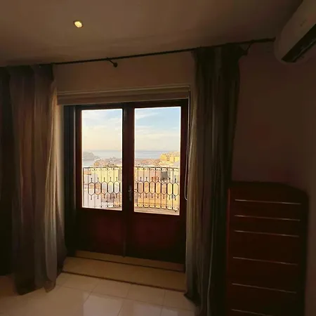 Apartment Spacious 4-bedroom With Sea View