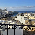 Spacious 4-bedroom With Sea View St. Julian's