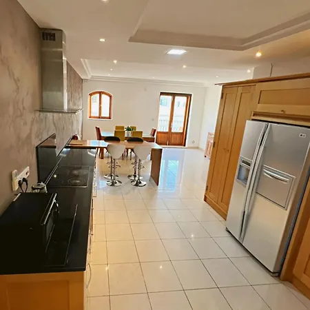 Apartment Spacious 4-bedroom With Sea View *
